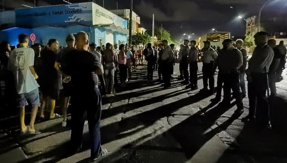 Varias personas se manifiestan exigiendo regrese la electricidad y comida, durante la noche del 30 de septiembre del 2022, en La Habana (Cuba).