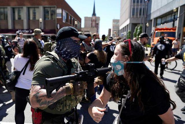 Grupos armados de partidarios de la policía y manifestantes antirracistas se enfrentaron el sábado en Louisville, antes de la carrera de caballos del Derby de Kentucky. (Reuters).