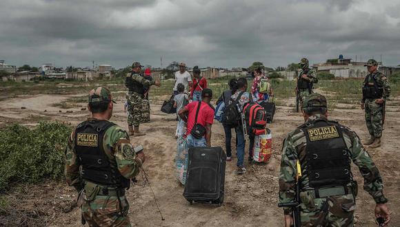 Miembros de la policía de Perú controlan el paso de migrantes venezolanos que intentan cruzar la frontera de Perú por la orilla del río Zarumilla, junto a Ecuador. (Foto referencial de EFE)
