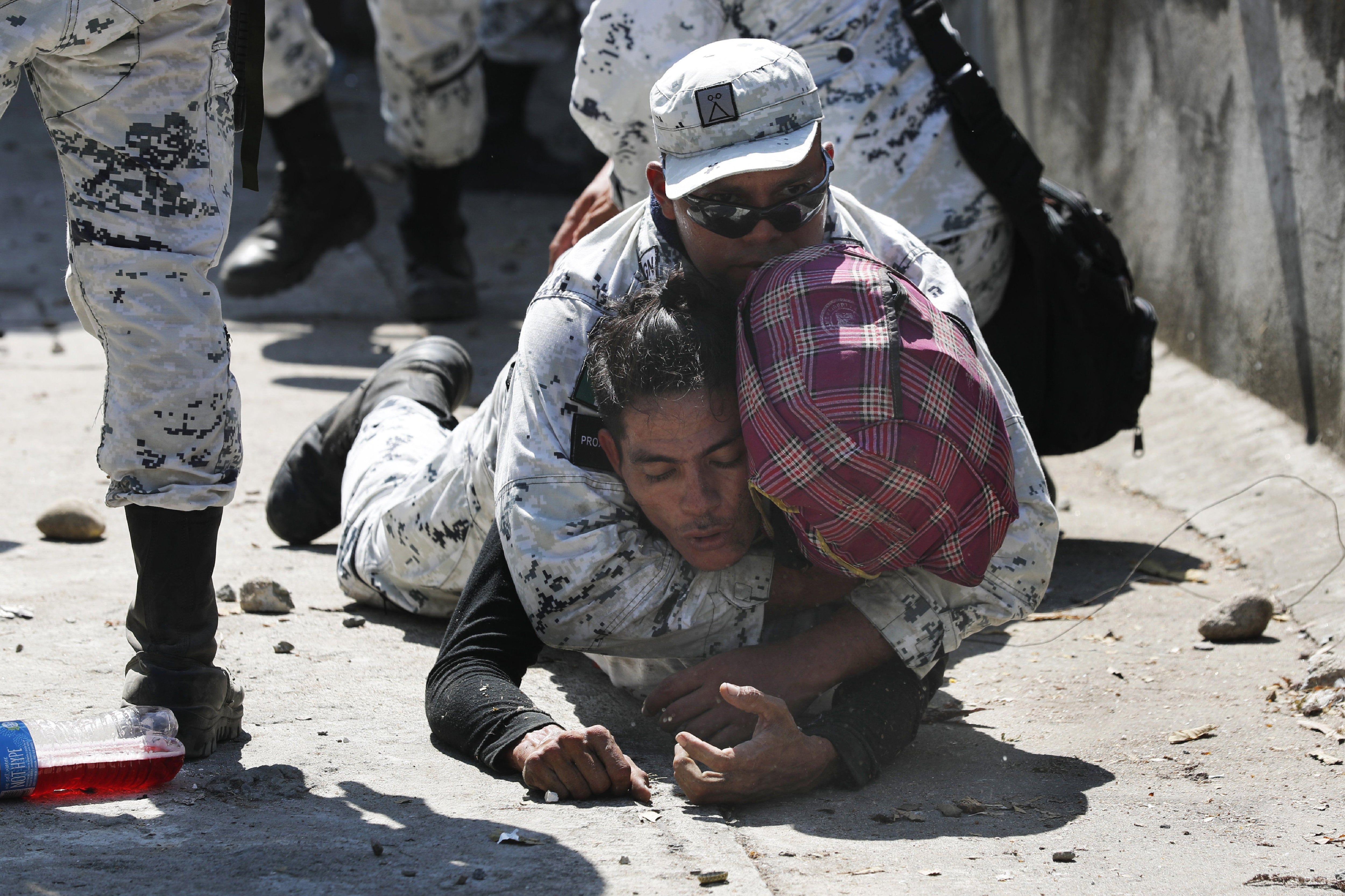 El gobierno mexicano emitió un comunicado indicando que “en la mayoría de los casos”, los migrantes llegados en los últimos días serían devueltos a sus países de origen “en caso de que la situación así lo amerite”. (Foto: AP)