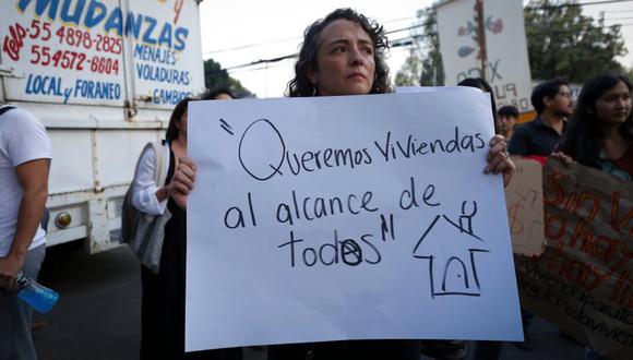 Grupos de ciudadanos protestaron contra un acuerdo de colaboración firmado entre AirBnB y el gobierno de Ciudad de México el pasado octubre. (GETTY IMAGES)