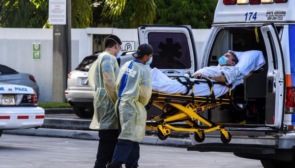 Los llevan a un paciente en el Hospital Coral Gables, en Miami, Estados Unidos, donde se trata a enfermos de coronavirus. (Foto por CHANDAN KHANNA / AFP).
