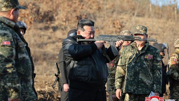 El líder norcoreano Kim Jong-un inspecciona una importante base de entrenamiento operativo en el área occidental del Ejército Popular de Corea (EPC) en un lugar no revelado en Corea del Norte, el 6 de marzo de 2024. (Foto de KCNA VIA KNS / AFP)