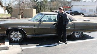 Hombre celebra los 50 años conduciendo su Buick Electra del 68'