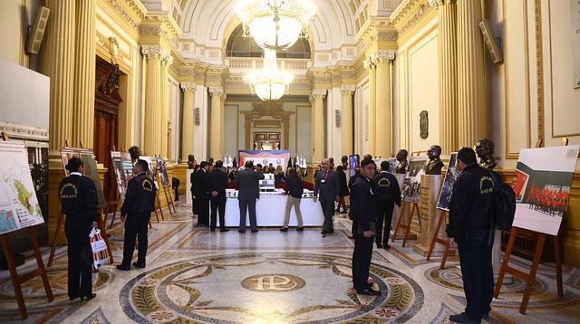 Luis Galarreta firmó la ley aprobada por el Congreso que declara Héroes de la Democracia a los integrantes del GEIN. Esto en medio de una muestra a cargo de la Dircote para conmemorar los 25 años de la captura de Abimael Guzmán. (Congreso de la República)