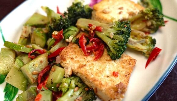 El tofu es un alimento muy consumido en las dietas veganas y se puede preparar de diversas formas. (Foto: Jay Bahc / Pixabay)