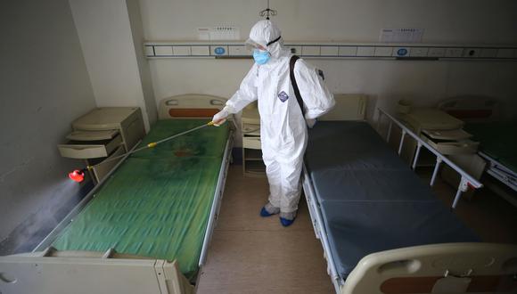 Un trabajador desinfecta una habitación en el hospital de la Cruz Roja en Wuhan, en la provincia central de Hubei, China, el epicentro del coronavirus. (AFP).