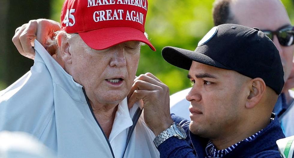 Walt Nauta, asistente personal de Donald Trump, le ajusta el cuello antes de un torneo de golf en Sterling, Virginia, el 25 de mayo del 2023. (Foto: JONATHAN ERNST / REUTERS).