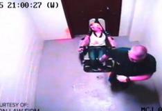 YouTube: policía echa gas pimienta a mujer que estaba atada a silla
