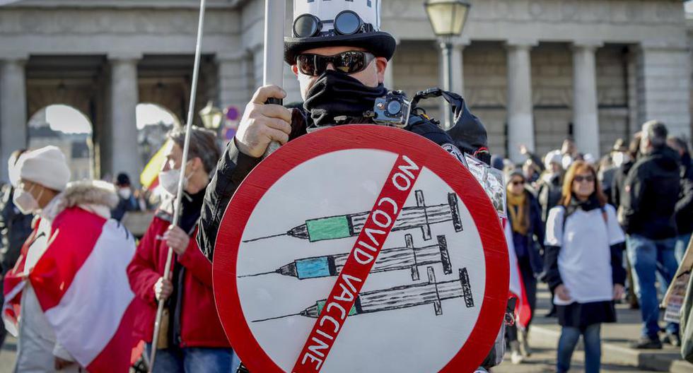 Un hombre participa en una manifestación contra las restricciones decretadas por Austria contra el coronavirus, en Viena, el 20 de noviembre de 2021. (AP Foto/Lisa Leutner, archivo).