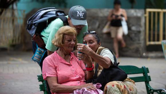 La mayoría de los cubanos se mostró entusiasta con el despliegue de 432 sitios de acceso WiFi en la isla. (Foto: EFE)