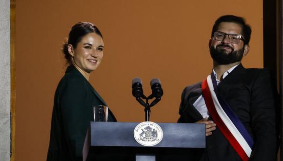El presidente de Chile, Gabriel Boric (der.), ofrece su primer discurso tras asumir la presidencia, junto a la primera dama, Irina Karamanos, en Santiago (Chile).