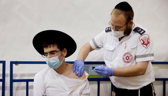 Un judío ultraortodoxo recibe una vacuna contra la enfermedad del coronavirus (COVID-19) en un centro de vacunación temporal en el asentamiento judío de Beitar Illit, en la Cisjordania ocupada por Israel. (Foto: REUTERS / Ronen Zvulun / archivo).