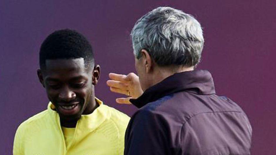 Dembélé escuchando las indicaciones de Setién. (Foto: EFE)
