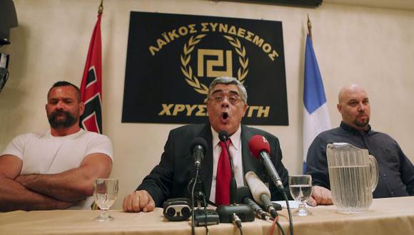 Nikos Michaloliakos, líder de Amanecer Dorado, en el centro de la imagen. (Reuters)