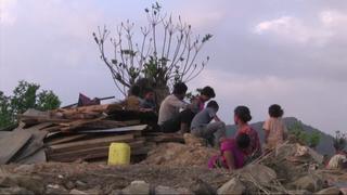Nepalíes abandonan sus hogares por terremotos [VIDEO]