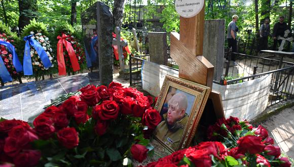 Una vista muestra la tumba del jefe del grupo mercenario privado Wagner, Yevgeny Prigozhin, que murió en un accidente de avión privado en la región de Tver la semana pasada, en el cementerio Porokhovskoye de San Petersburgo. (Foto de Olga MALTSEVA / AFP)