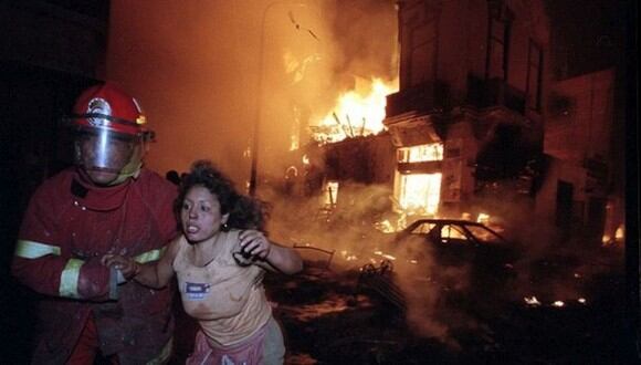 El 29 de diciembre a las 7 y 15 de la noche en la zona comercial de “Mesa Redonda” debido a la demostración de un vendedor informal de pirotécnicos se desató uno de los peores incendios en Lima (Archivo Histórico El Comercio)