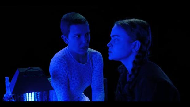 Eleven (Millie Bobby Brown) y Max (Sadie Sink) durante el final de la cuarta temporada de "cosas extrañas" (Foto: Netflix)
