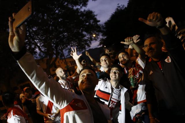 Hinchas de River Plate caminaron desde miraflores hasta el hotel para recibir al equipo argentino | Foto: Renzo Salazar/GEC