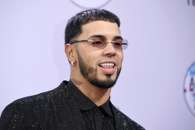 Latin AMAs 2019. Anuel AA recibió el premio Artista del año en los Latin American Music Awards. Foto: AFP.