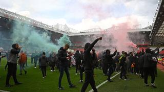 Hinchas del Manchester United invadieron Old Trafford y provocaron la suspensión del partido ante Liverpool