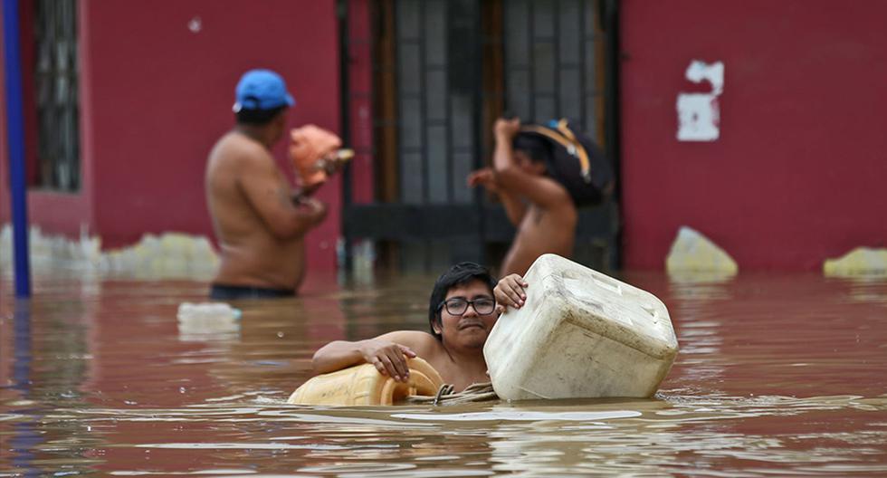 En Catacaos el nivel del agua llegó a los 1.8 metros de altura y se tuvo que evacuar a la población utilizando botes, dado que la naturaleza del terreno no permitía el aterrizaje de helicópteros con ayuda. (Foto: Andina)