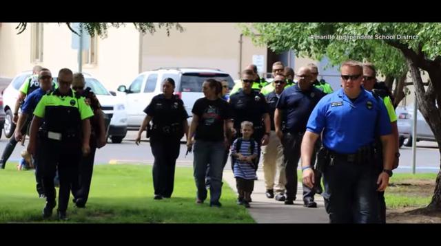Acompañan en su primer día de clases a hijo de policía muerto - 8