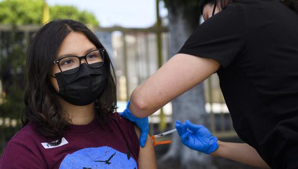 Audrey Romero, de 16 años, recibe una primera dosis de la vacuna Pfizer contra el coronavirus en una clínica de vacunación móvil en Los Ángeles, California (Estados Unidos), el 14 de mayo de 2021. (Patrick T. FALLON / AFP).