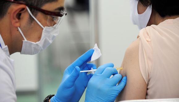 Un trabajador médico administra una dosis de vacuna en un sitio de vacunación masiva contra la enfermedad por coronavirus (COVID-19) en Tokio, Japón, el 9 de junio de 2021. (David Mareuil/Pool/REUTERS).
