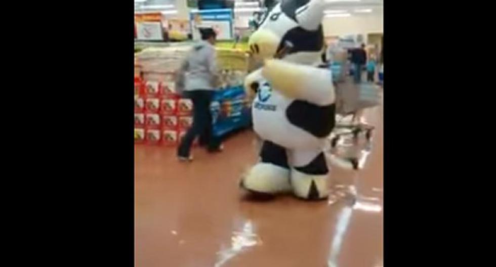 Vaca se pone a bailar como loca en supermercado. (Foto: Captura)