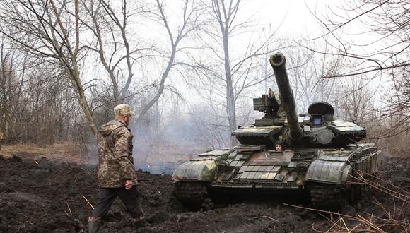 Los militares de Ucrania trabajan en su tanque cerca de la línea del frente contra separatistas respaldados por Rusia cerca de Lysychansk, región de Lugansk, el 7 de abril de 2021. (Foto: AFP).