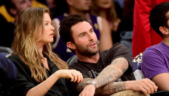 Behati Prinsloo comparte tierna fotografía de sus hijas viendo a Adam Levine en el Super Bowl (Fotos: AFP)