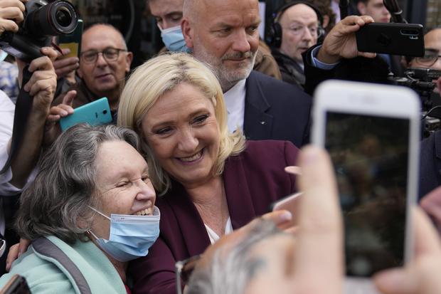 Marine Le Pen podría arrebatarle el triunfo a Macron el próximo 24 de abril. La ultraderechista no ha dudado en criticar duramente las propuestas del presidente. (AP Photo/Francois Mori)