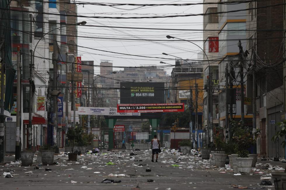 Tras las celebraciones de Año Nuevo, varias calles de diversos distritos de Lima Metropolitana amanecieron este sábado, 1 de enero, lleno de bolsas de basura y desechos acumulados. Foto: GEC