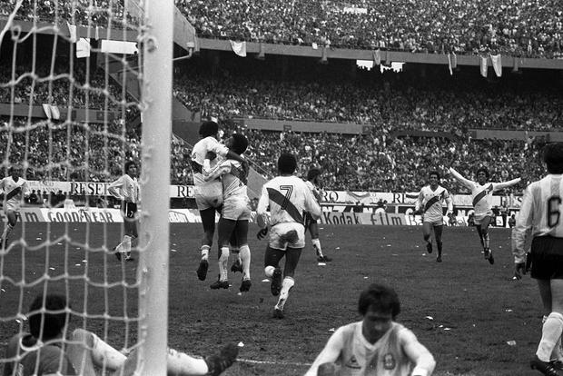 On June 30, 1985, playing in Buenos Aires, we were about to qualify for the 1986 World Cup in Mexico. Until 80 minutes into the second half, we were up on the scoreboard with goals from José Velásquez and Gerónimo Barbadillo, but in minute 81 Ricardo Gareca scored the tie 2-2 qualifying the Argentine team.  (Photo GEC Historical Archive).