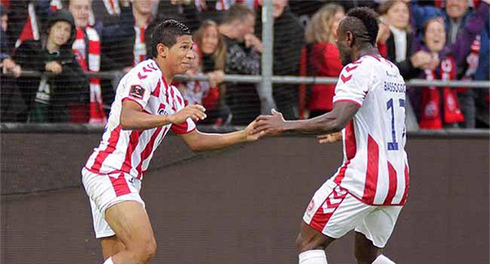 Edison Flores anotó su primer gol con el Aalborg y sus compañeros lo felicitaron. (Foto: Prensa AaB)