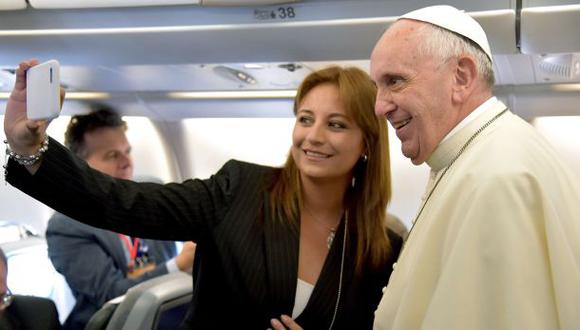 Regalos, selfies y bendiciones: El vuelo del Papa a Ecuador