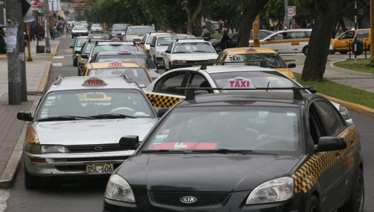 En Lima sobran taxis: hay 130% más de lo que se necesitaría