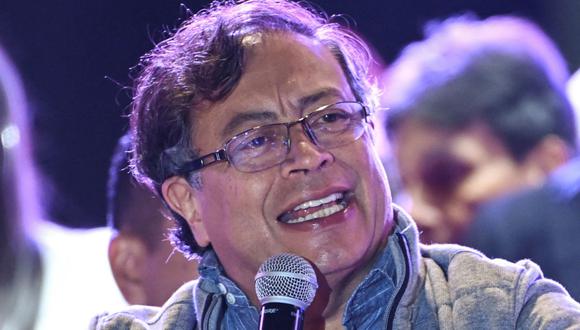 El candidato presidencial colombiano de izquierda Gustavo Petro habla durante su mitin de cierre de campaña en la plaza Bolívar de Bogotá, Colombia, el 22 de mayo de 2022. (Yuri CORTEZ / AFP).