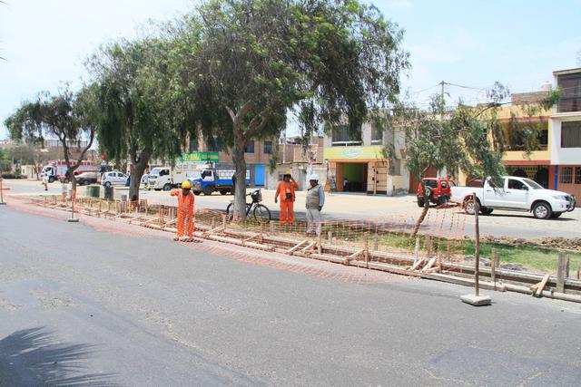 La Municipalidad Provincial de Trujillo empezó las labores de rehabilitación de la avenida Larco, una de las vías que recorrerá el papa Francisco en enero próximo. (Foto: Johnny Aurazo)