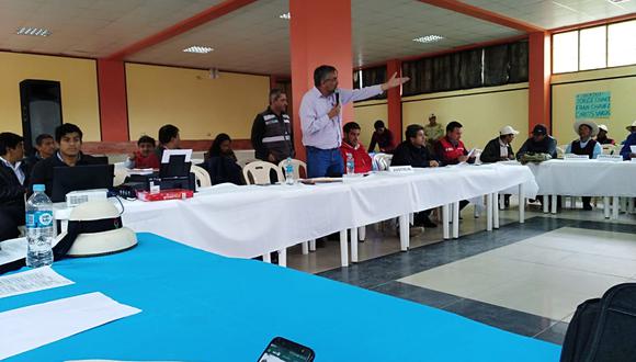 El viceminsitro Molina en al reunión de hoy en Challhuahuacho. (Foto: cortesía)
