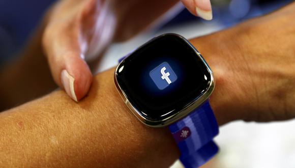 Facebook está trabajando en el desarrollo de su primer smartwatch. (Foto: Reuters / Composición: El Comercio)