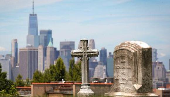 Vista del One World Trade Center y el bajo Manhattan desde The Green-Wood Cemetery, Nueva York, Estados Unidos, 27 mayo 2020. (REUTERS/Brendan McDermid).