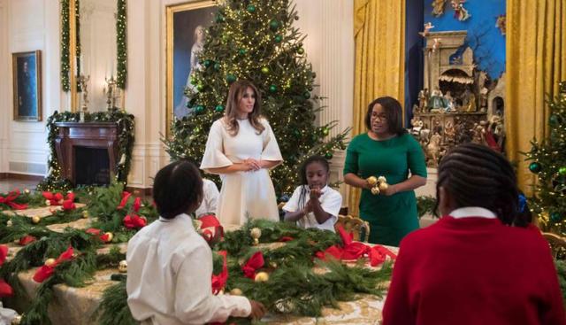 Bonus. Hace unos días, Melania Trump sorprendió con la fastuosa decoración navideña que implementó en la Casa Blanca. En el comedor, destacaba un monumental árbol de Navidad, de estilo clásico. (Foto: Reuters)