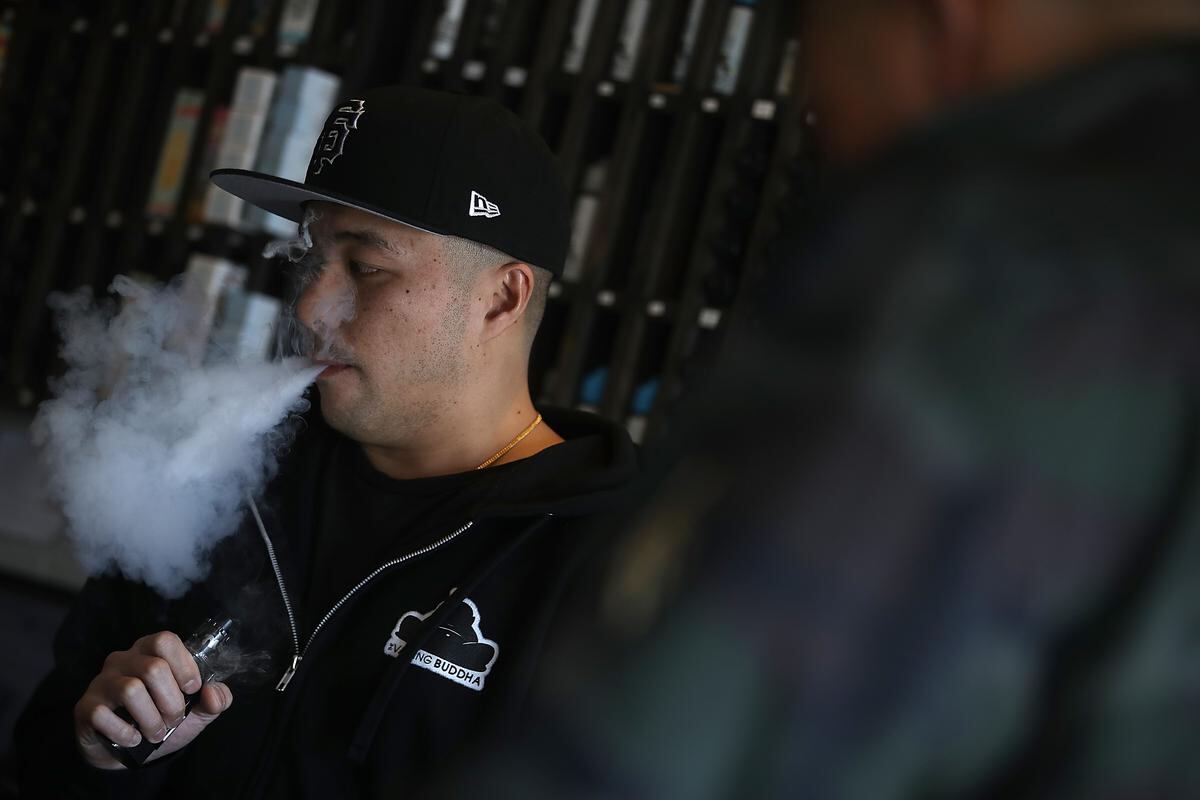 Nueva York prohibió la venta de cigarrillos electrónicos con sabores -  Infobae