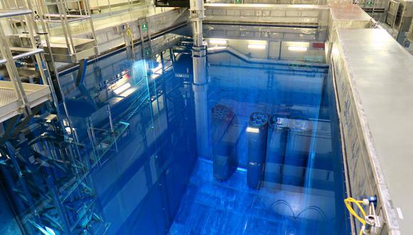 Sumergir contenedores de desechos nucleares en agua ayuda a bloquear las emisiones radiactivas. (Foto: BBC)