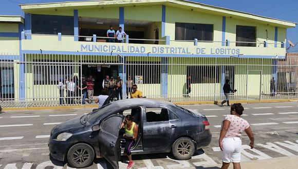 Así quedó el vehículo que fue incendiado por delincuentes la madrugada del jueves en este balneario. (Foto: Ralph Zapata / El Comercio).