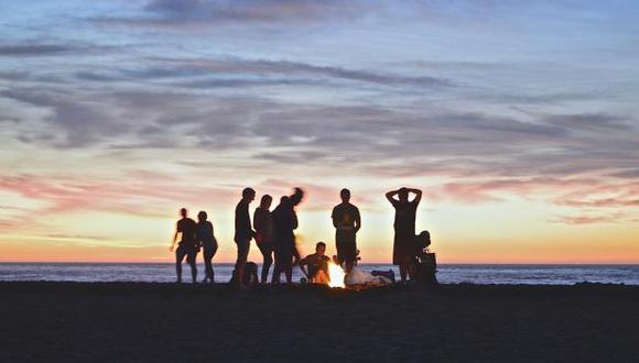 No hay nada mejor que coronar tu campamento en la playa con una fogata. (Foto: Pixabay)