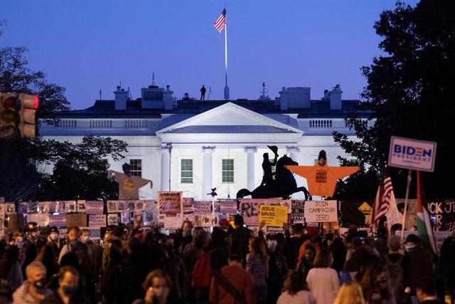 Una multitud de integrantes de Black Lives Matter se reúne frente a la Casa Blanca. (EFE / EPA / MICHAEL REYNOLDS).
